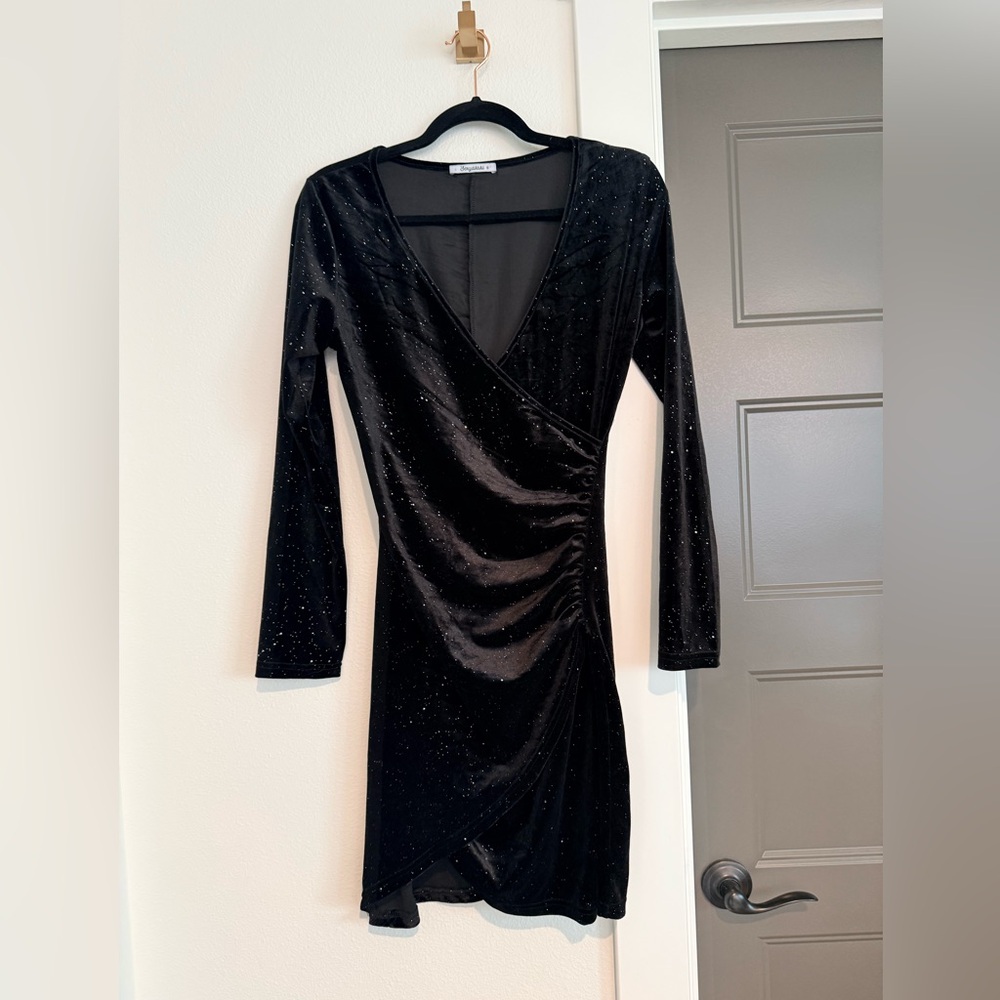 Chic Black Short Long Sleeve Velvet Dress with Sparkle